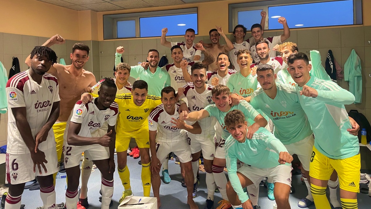 Foto de familia del Albacete en su vestuario del Anxo Carro de Lugo