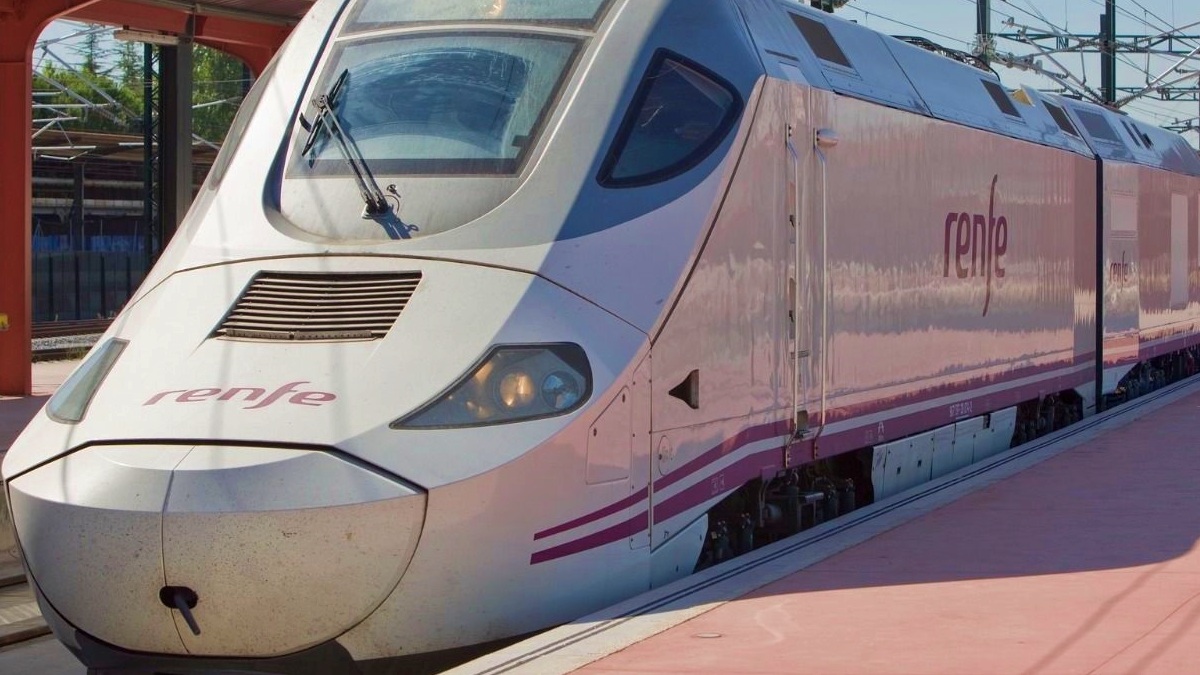 Un tren Alvia en el trayecto Murcia - Albacete - Madrid