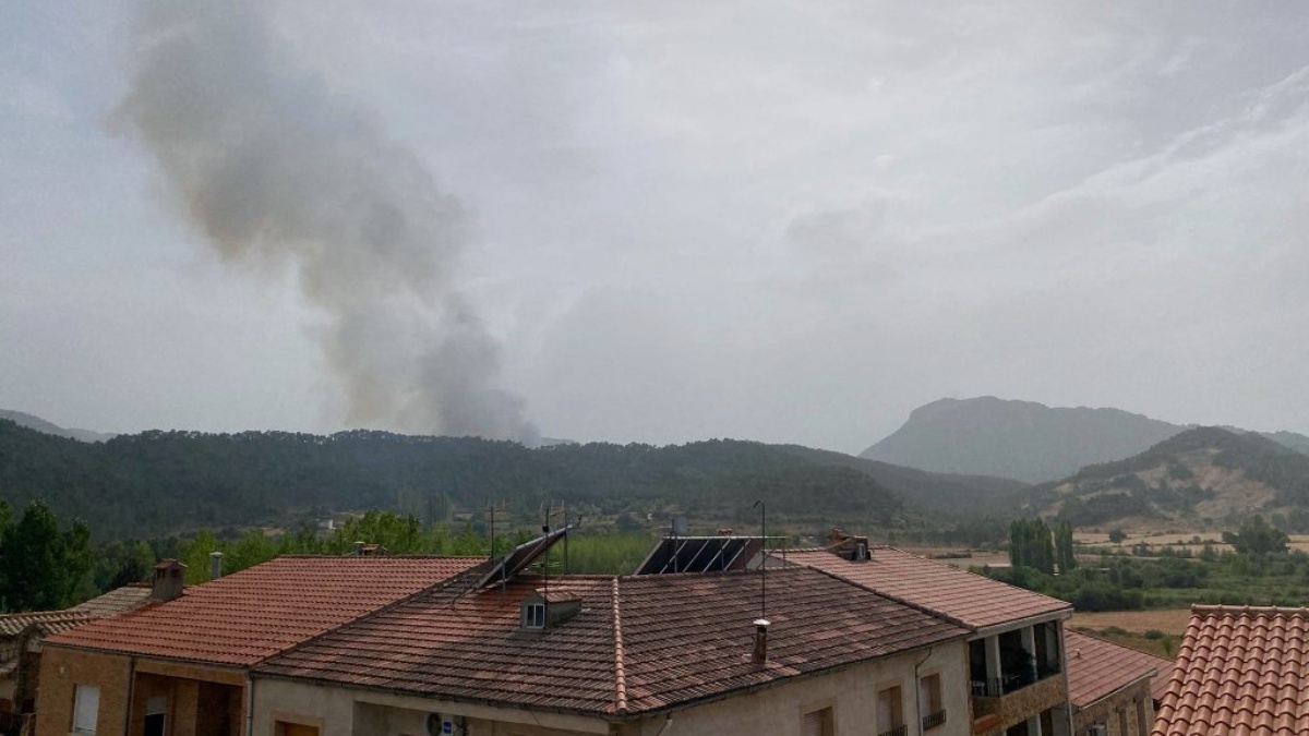 La columna de humo que ha generado este incendio en la provincia de Albacete / Foto: Juanan