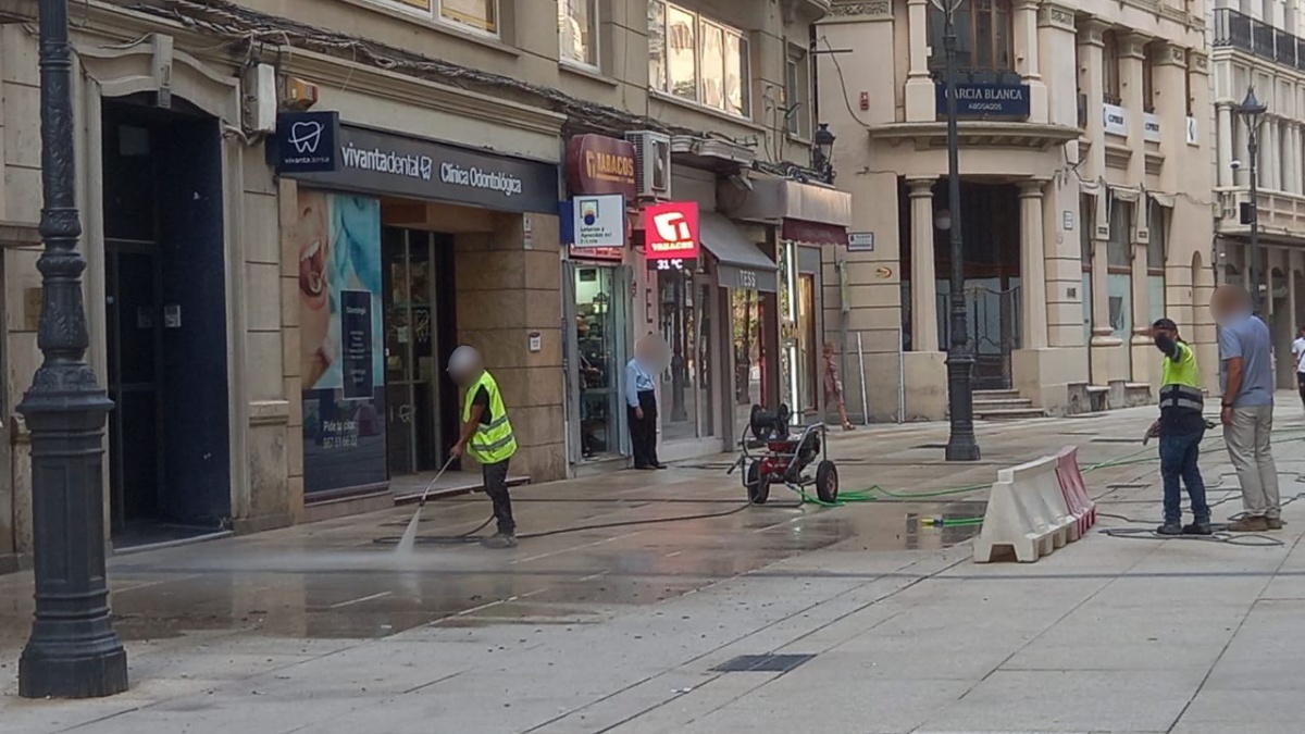 Limpieza del tramo peatonalizado de la calle Ancha / Imagen: Ayto Albacete