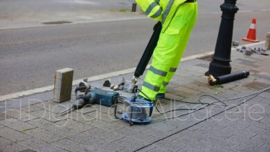 Un obrero instala un bolardo en Albacete
