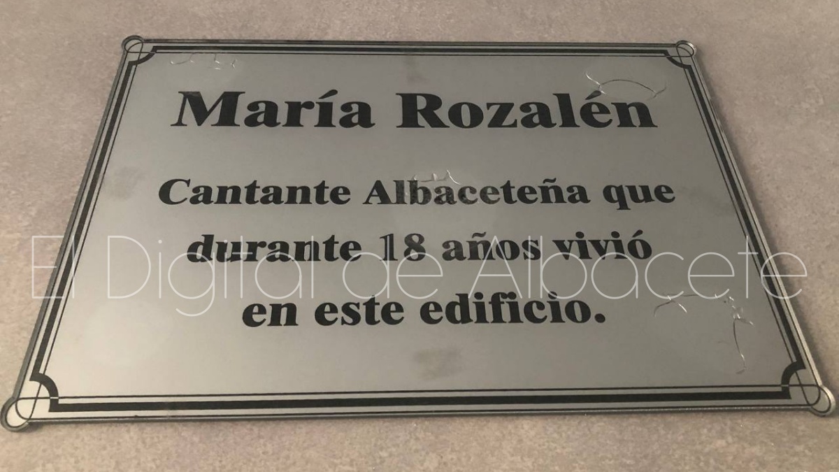 Placa instalada en el edificio donde vivió Rozalén