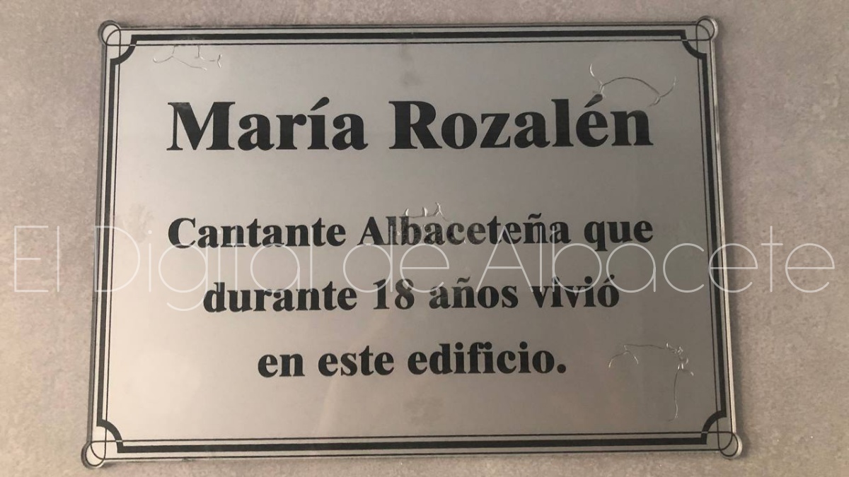 Placa instalada en el edificio donde vivió Rozalén