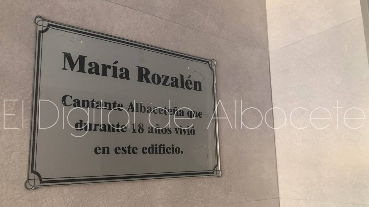 Placa instalada en el edificio donde vivió Rozalén