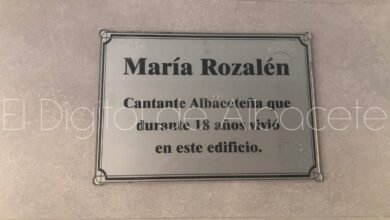 Placa instalada en el edificio donde vivió Rozalén