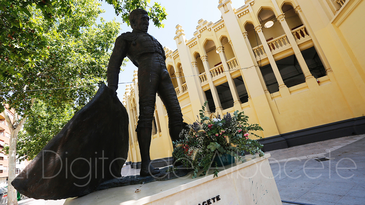 Estatua de Dámaso González en Albacete / Imagen de archivo