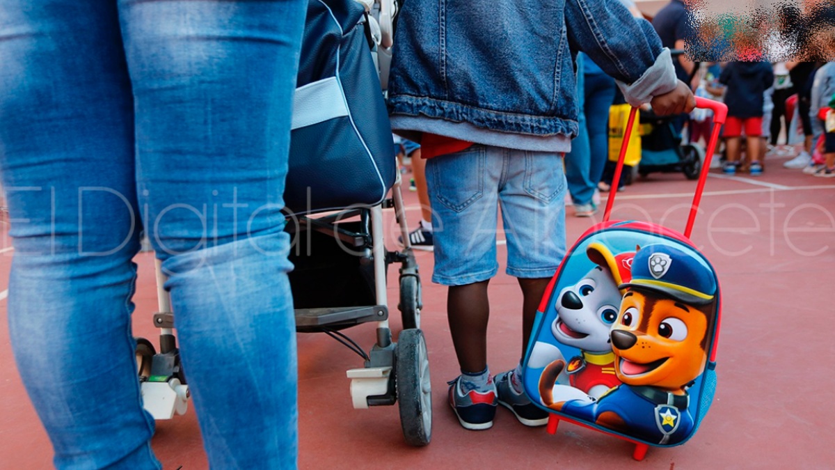 Un niño va al colegio en Albacete