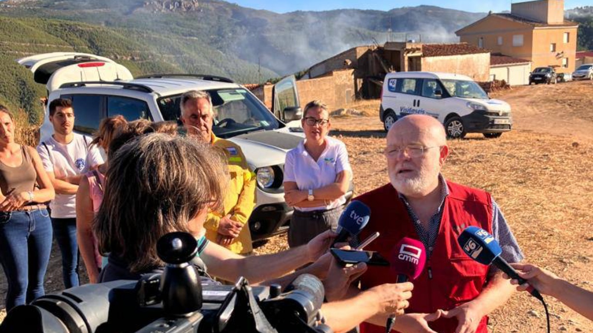 El delegado de la Junta en Albacete, Pedro Antonio Ruiz Santos, en el Puesto de Mando Avanzado del incendio declarado en Yeste / JCCM