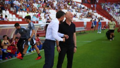Los entrenadores de Albacete y Burgos dialogando antes del partido