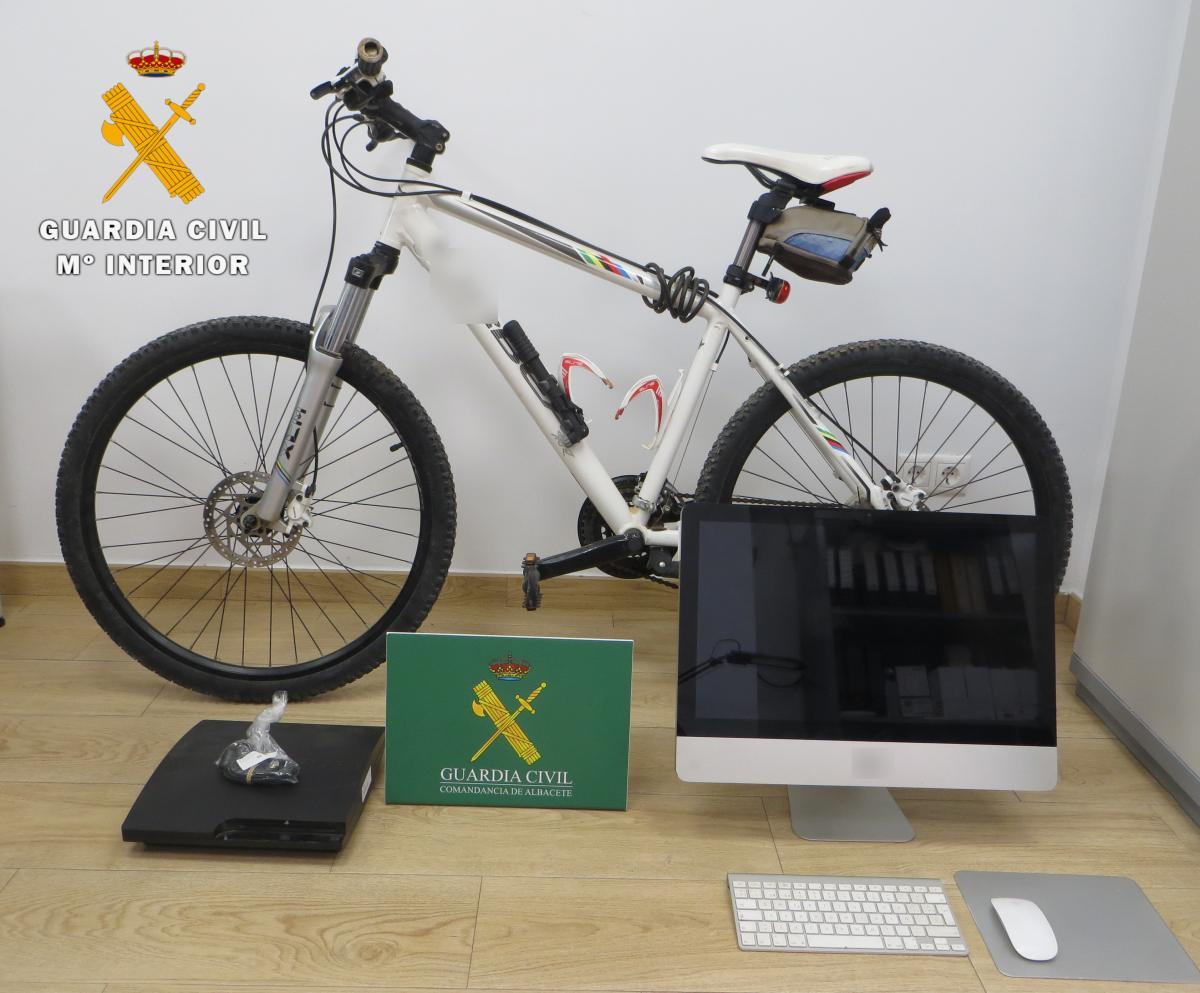 Se ha conseguido recuperar, un ordenador portátil, una videoconsola y una bicicleta de montaña / Foto: Guardia Civil Albacete