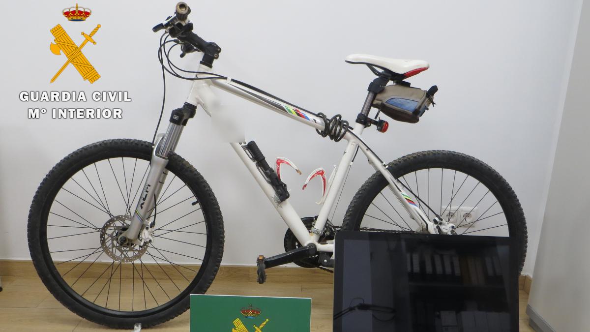 Se ha conseguido recuperar, un ordenador portátil, una videoconsola y una bicicleta de montaña / Foto: Guardia Civil Albacete