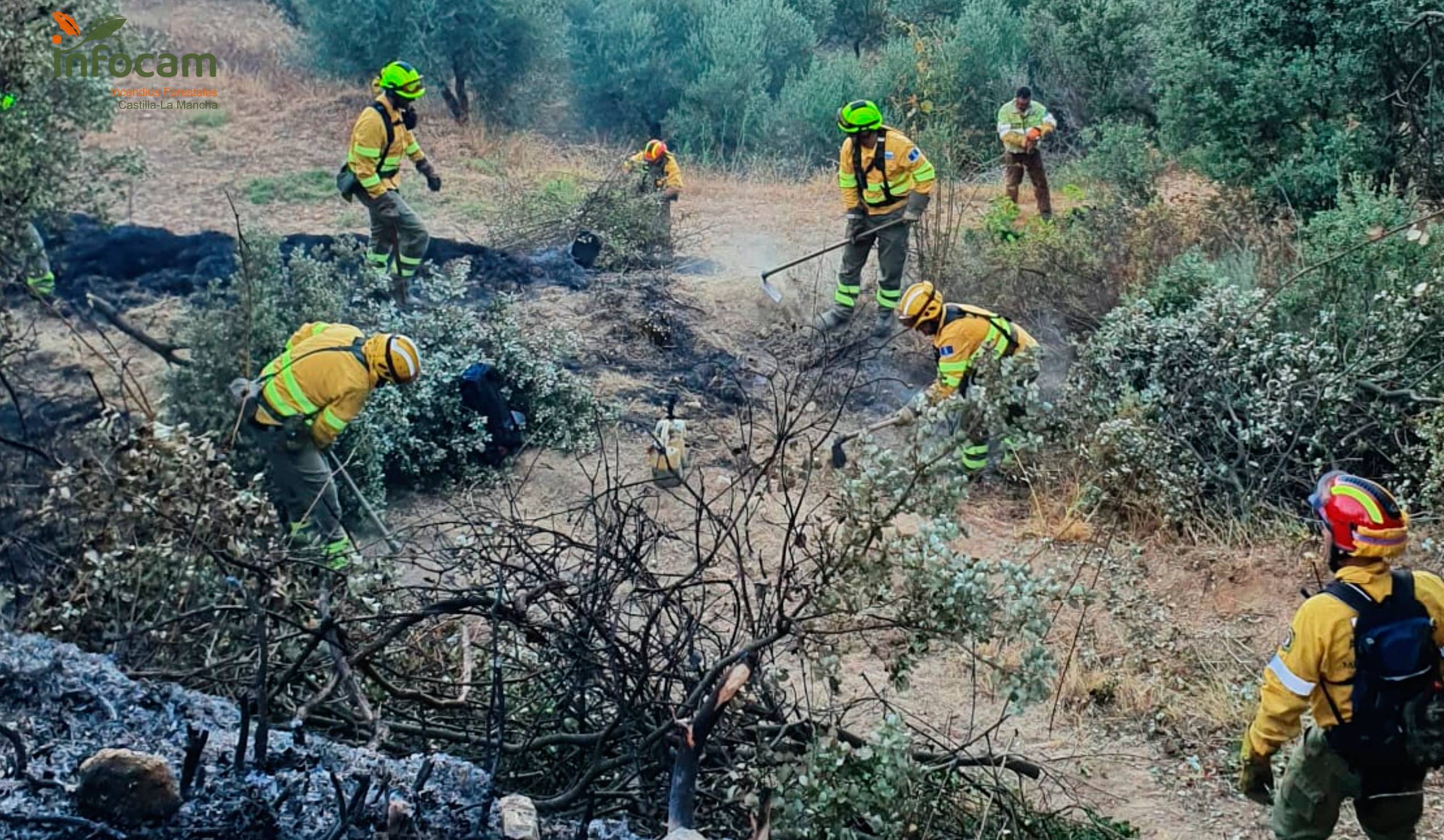 Bomberos luchan contra el incendio de Yeste (Albacete)