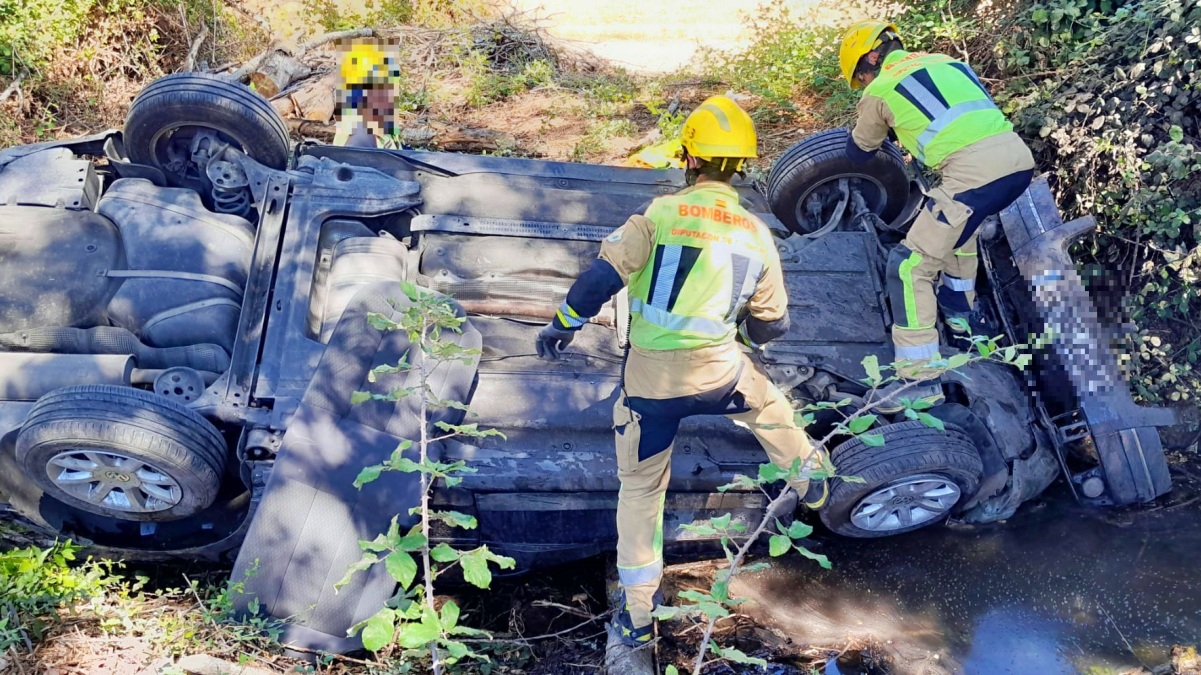 Los bomberos de Tarancón intervienen en este accidente sucedido en Uclés (Cuenca, Castilla-La Mancha)