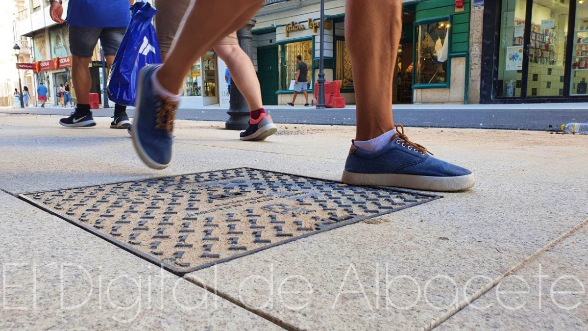 Una de las arquetas en la calle Ancha de Albacete