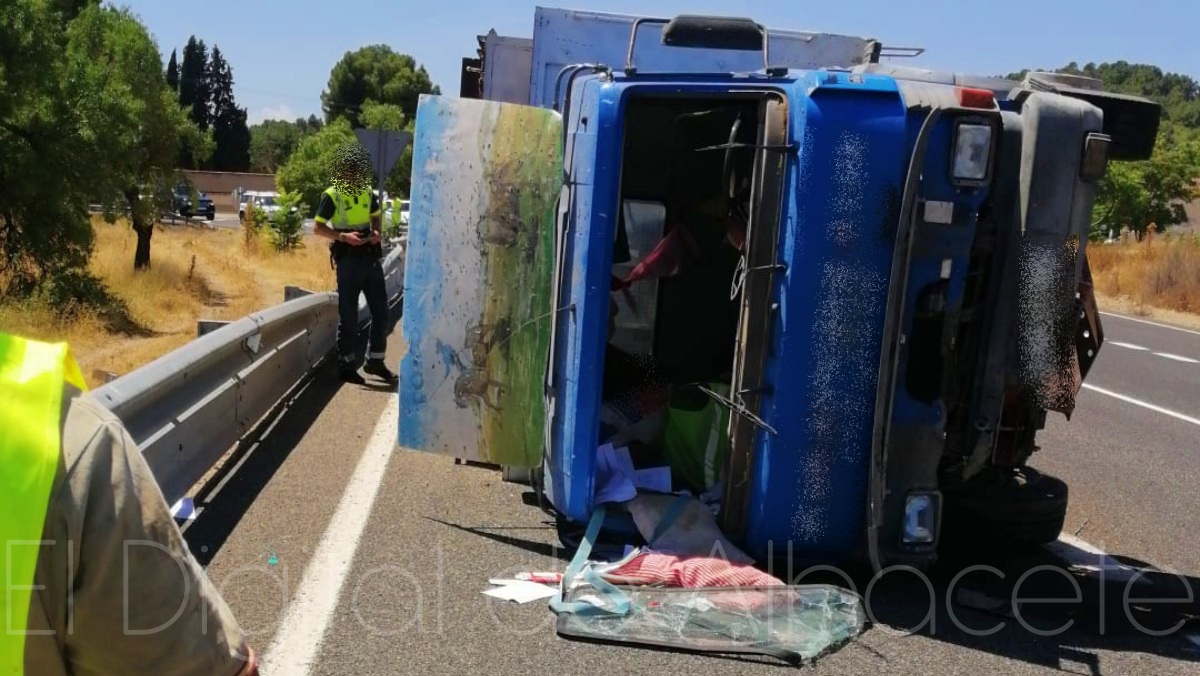 Camión de toros volcado en Albacete