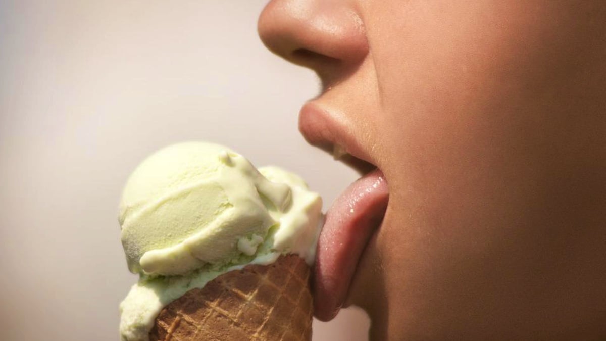 Una chica consume un helado en Albacete