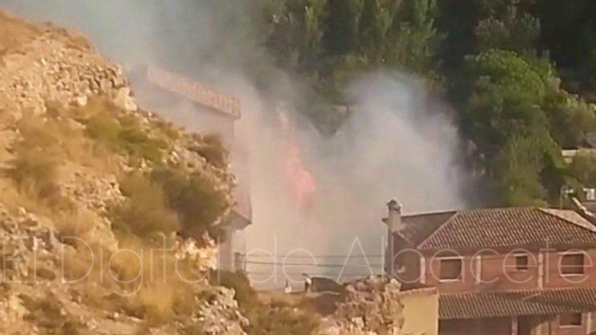 Incendio en Alcalá del Júcar (Albacete) - FOTO: Rubén Molina