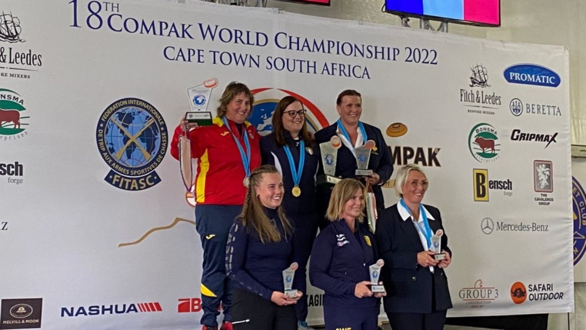 La almanseña Beatriz la Parra en el podium de Damas del Mundial / Imagen: Real Federación Española de Caza