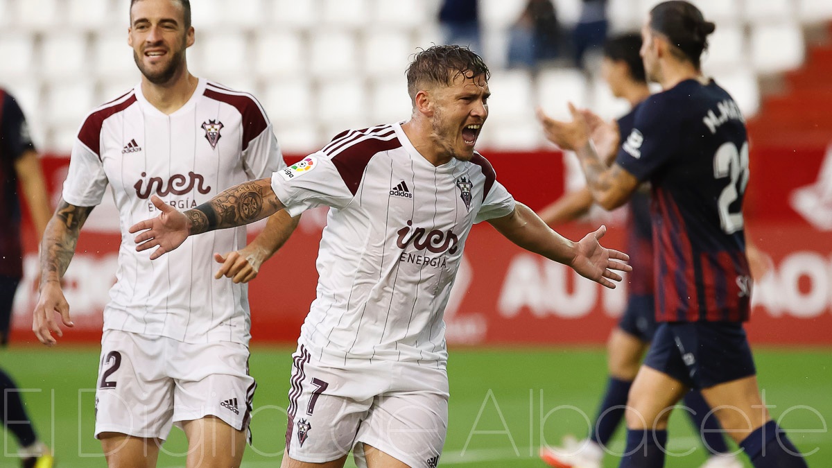 Juanma celebra el 1-0 del Albacete