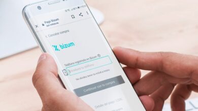 Un vecino de Albacete usando BIZUM