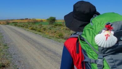 Peregrino realizando el Camino de Santiago