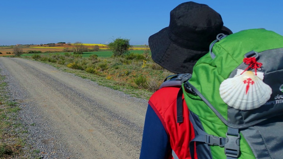 Peregrino realizando el Camino de Santiago
