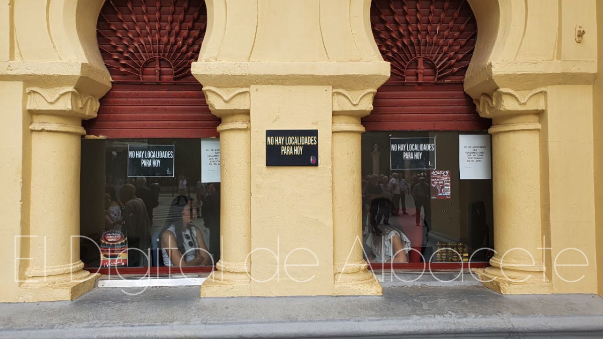 Cartel de no hay localidades en la Plaza de Toros de Albacete