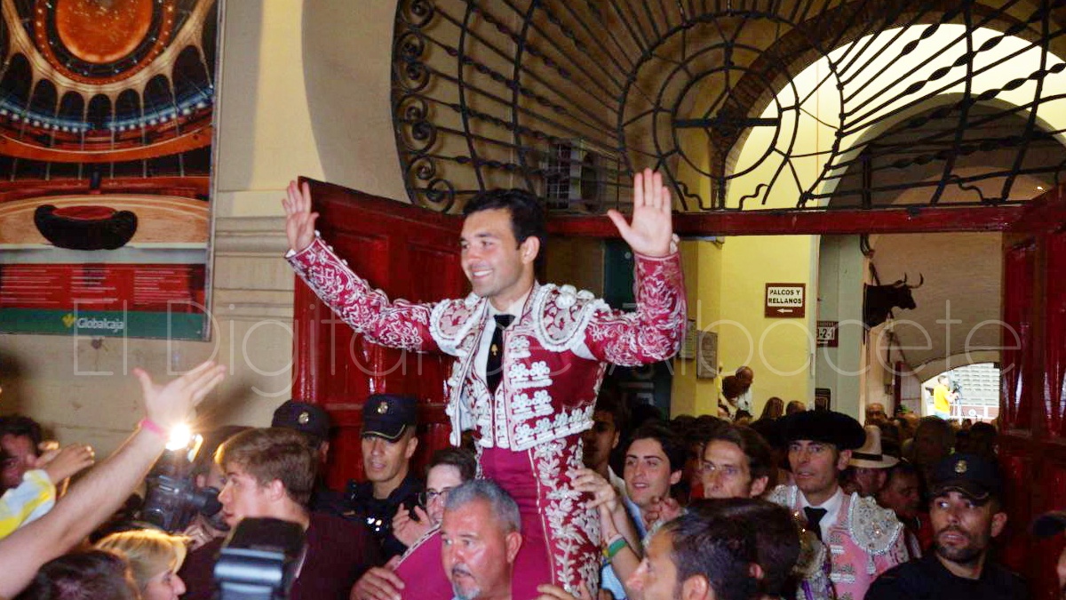 Cristian Pérez sale a hombros de la Plaza de Toros de Albacete