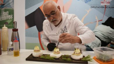 El chef Florentino Tébar elaborando su receta en la Feria de Albacete / Diputación de Albacete