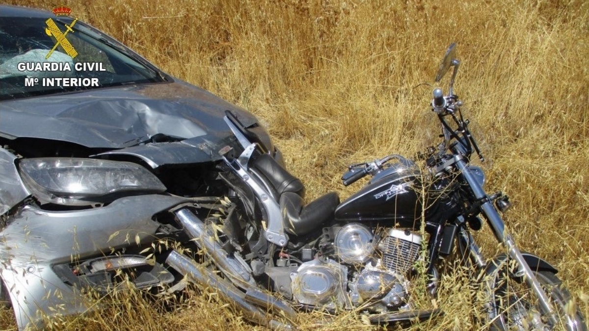 Accidente ocurrido en Castilla-La Mancha en el que falleció el conductor de una motocicleta y por el que ha sido investigado el conductor de un vehículo / GUARDIA CIVIL