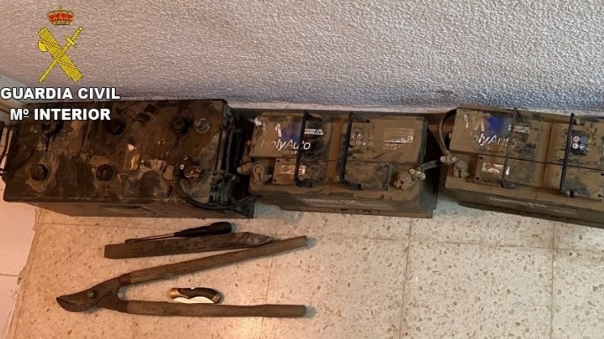 Objetos aprehendidos por la Guardia Civil a dos personas que intentaban robar baterías de maquinaria pesada / GUARDIA CIVIL