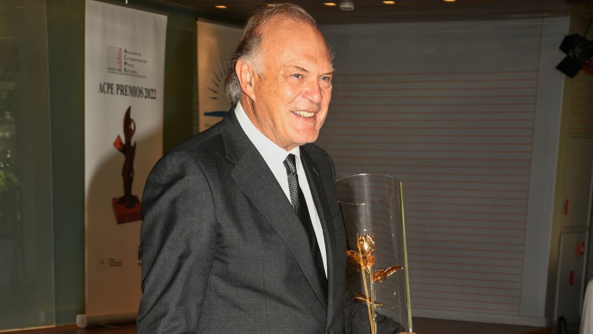 Pedro Piqueras recibe el premio por su trayectoria profesional de manos del alcalde de Madrid, José Luis Martínez Almeida/ Foto: José Oliva / Europa Press