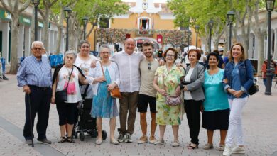 Un grupo de vecinas y un tiktoker acompañan al alcalde en un paseo muy especial por la Feria de Albacete / Ayto. Albacete