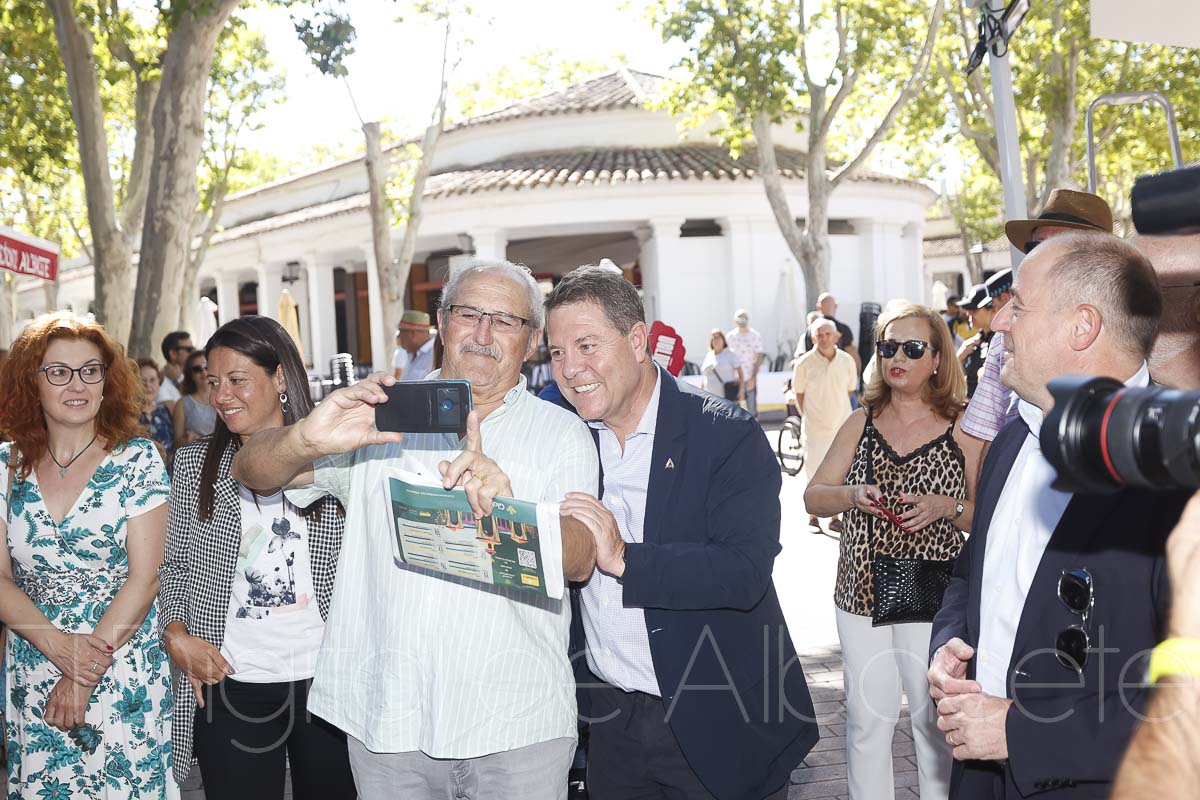 El presidente de Castilla-La Mancha muestra su apoyo a las entidades sociales y colectivos de discapacidad presentes en la Feria de Albacete / Foto: Ángel Chacón