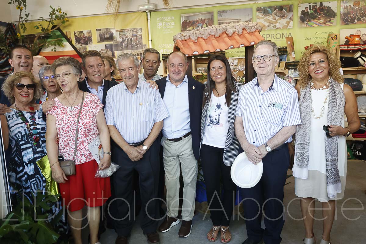 El presidente de Castilla-La Mancha muestra su apoyo a las entidades sociales y colectivos de discapacidad presentes en la Feria de Albacete / Foto: Ángel Chacón
