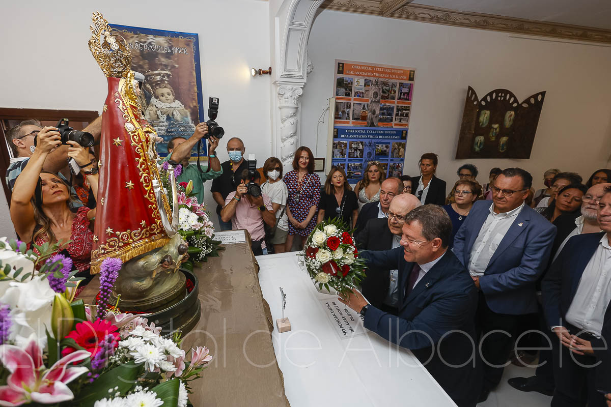 García-Page ante la Virgen de los Llanos en el Recinto Ferial de Albacete / Foto: Ángel Chacón