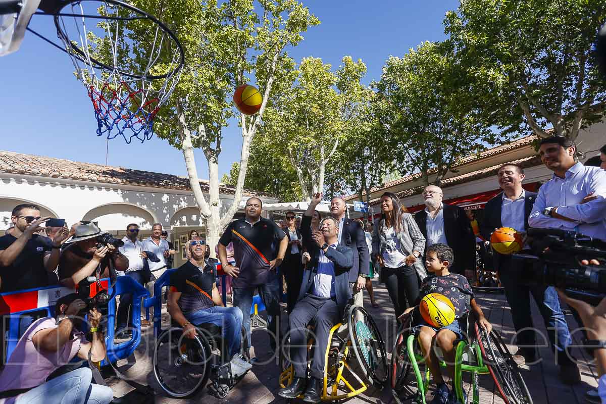 El presidente de Castilla-La Mancha muestra su apoyo a las entidades sociales y colectivos de discapacidad presentes en la Feria de Albacete / Foto: Ángel Chacón