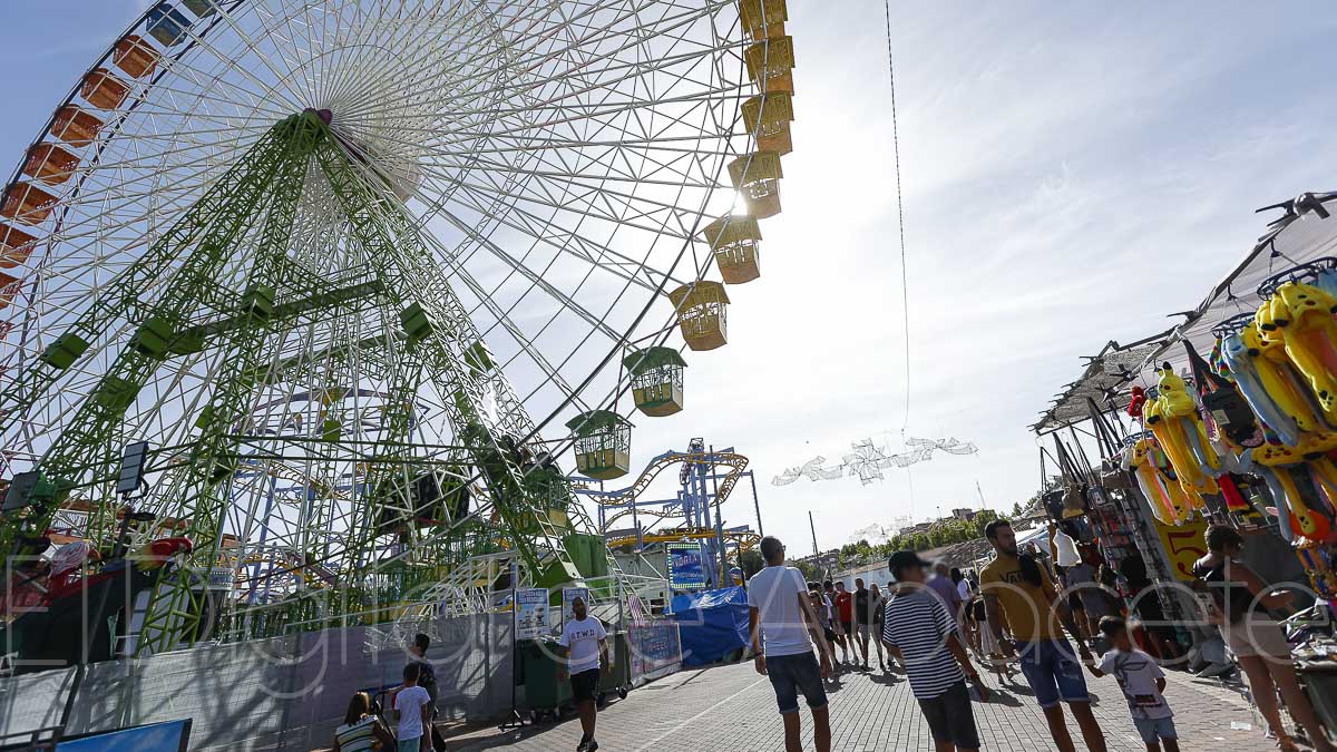 Gente paseando por la Feria de Albacete / Foto: Ángel Chacón