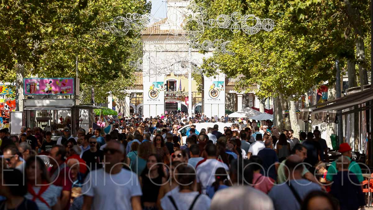 Gente en la Feria de Albacete 2022 / Ángel Chacón