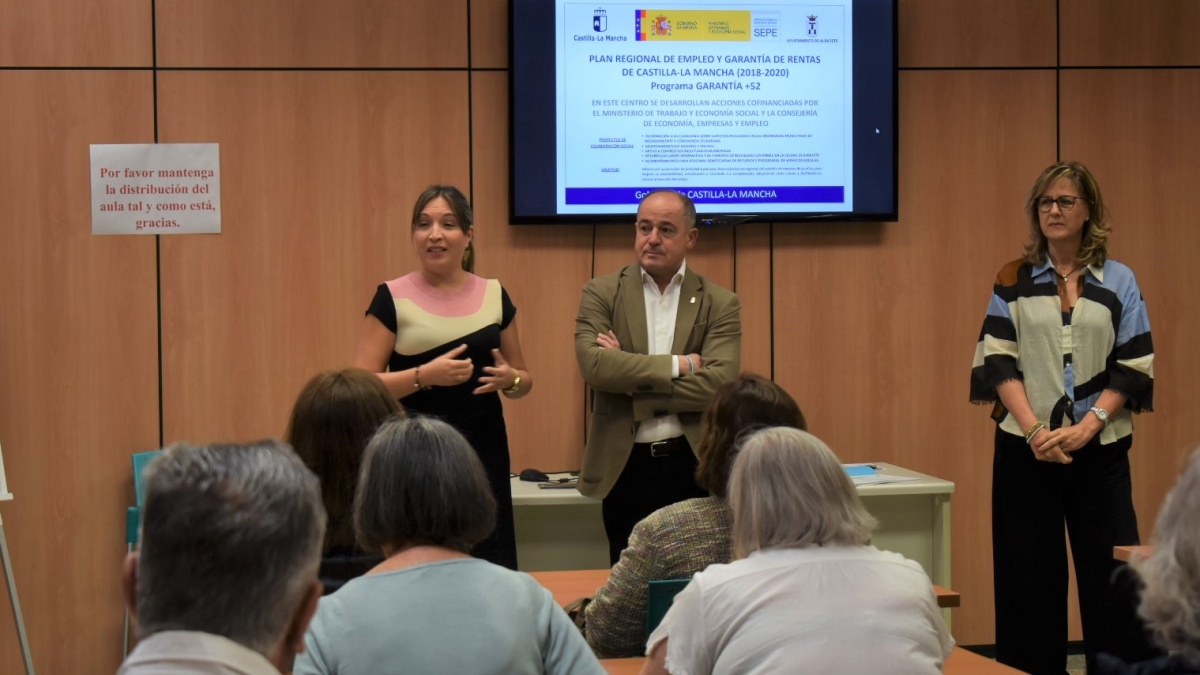 El alcalde de Albacete, Emilio Sáez, ha clausurado hoy el programa Garantía + 52 años / Ayto. Albacete