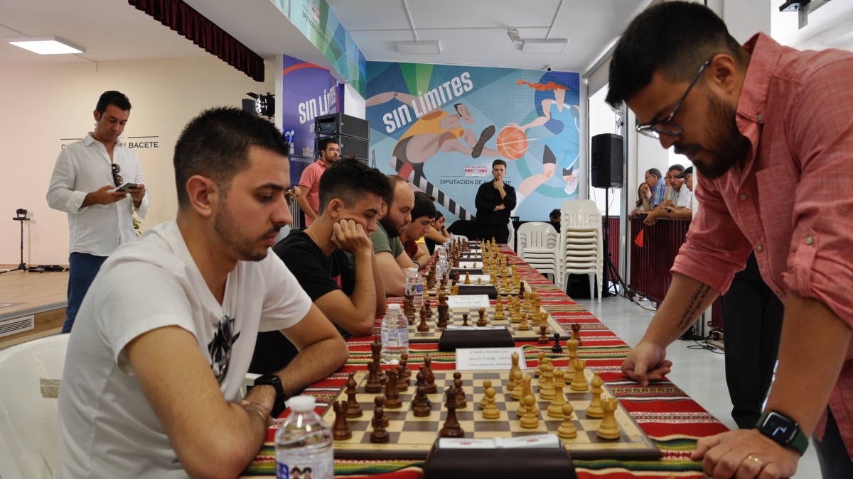 La Diputación abre su stand la Feria de Albacete al ajedrez con la presencia del campeón de España / Diputación Albacete