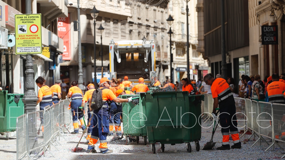 Limpieza de las calles de Albacete tras l Batalla de Flores / Foto: Ángel Chacón
