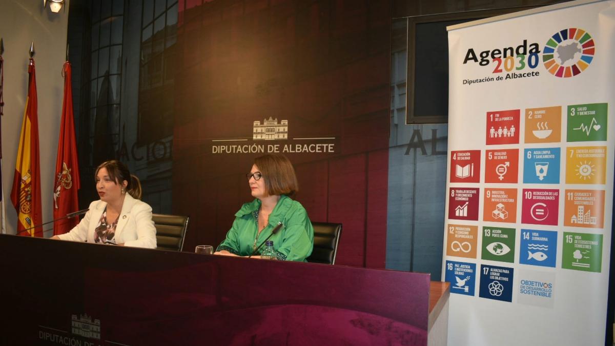 La vicepresidenta Amparo Torres y la técnico del OPSA, Gloria Perez / Foto: Diputación Albacete