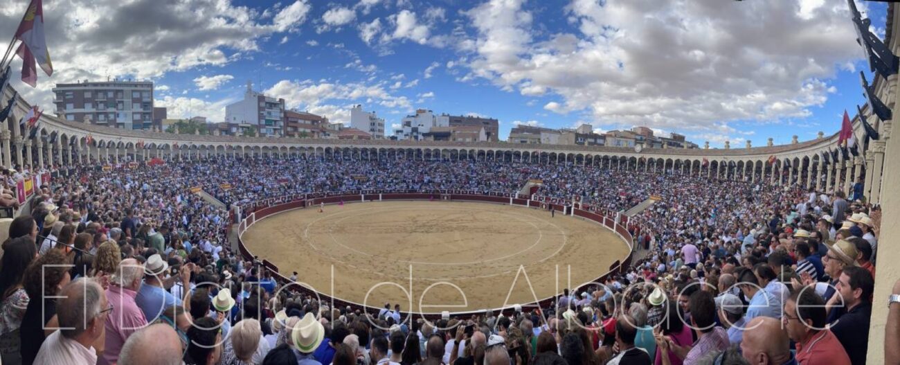 La Plaza de Toros de Albacete cuelga el cartel de no hay localidades