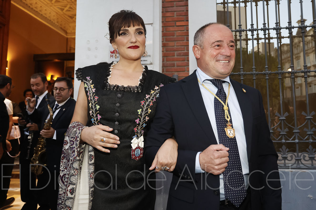 La cantante Rozalén y el alcalde de Albacete, Emilio Sáez / Fotos: Ángel Chacón