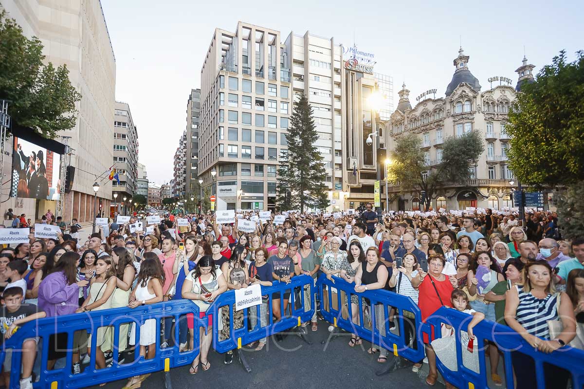 Cerca de 12.000 personas no se han perdido el pregón de Rozalén / Fotos. Ángel Chacón