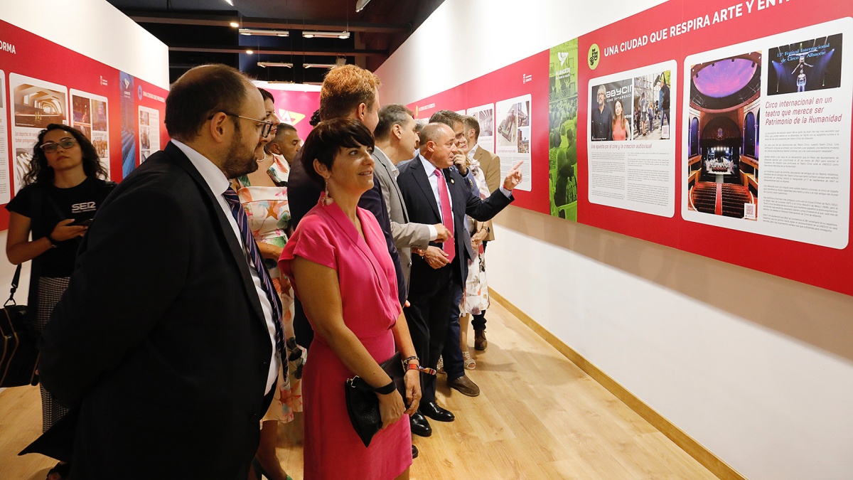 El alcalde ha inaugurado en el Pabellón Municipal la exposición ‘Albacete, una ciudad en marcha’ / Ayto. Albacete