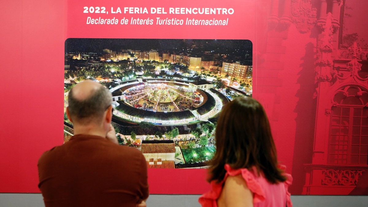 El alcalde ha inaugurado en el Pabellón Municipal la exposición ‘Albacete, una ciudad en marcha’ / Ayto. Albacete
