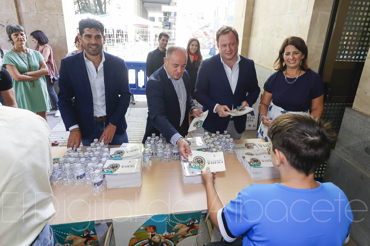Comienza el reparto de los programas de la Feria de Albacete 2022 / Fotos: Ángel Chacón