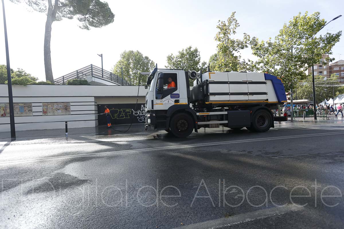 Servicio de limpieza en la Feria de Albacete / Fotos: Ángel Chacón